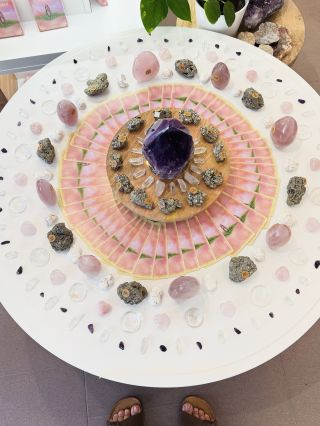 V krystaloterapii se skládají mandaly z minerálů, aby podpořily určitý záměr. Je to kromě spirituálního účinku i nádherná...